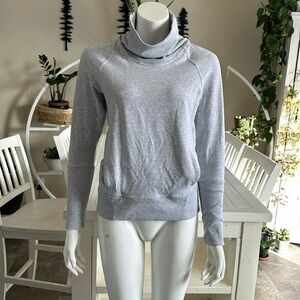 Lululemon light grey high lines pullover hoodie/sweatshirt size 4, like new